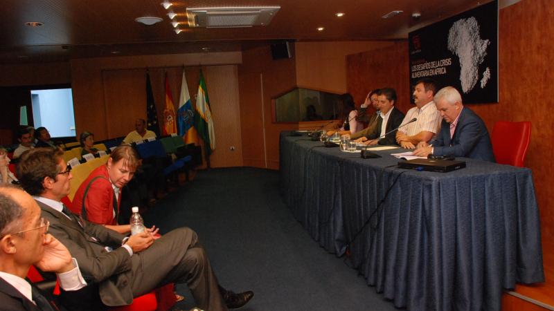 14. Imagen de la mesa de debate Crisis Alimentaria en África en Casa África, 2008