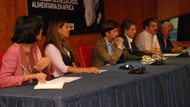16. Imagen de la mesa de debate Crisis Alimentaria en África en Casa África, 2008