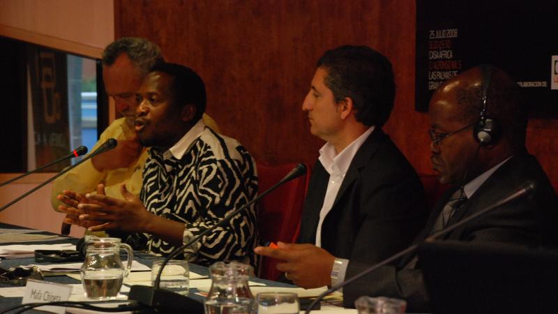 19. Imagen de la mesa de debate Crisis Alimentaria en África en Casa África, 2008