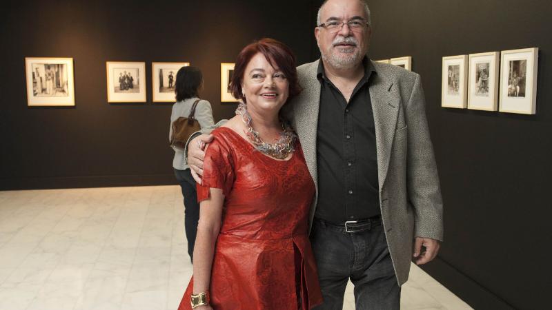 23. Imagen de la galerista y coleccionista de arte Saro León, con Orlando Britto Jinorio - curador de la exposición Telas de Luz en la inauguración de la exposición en Casa África