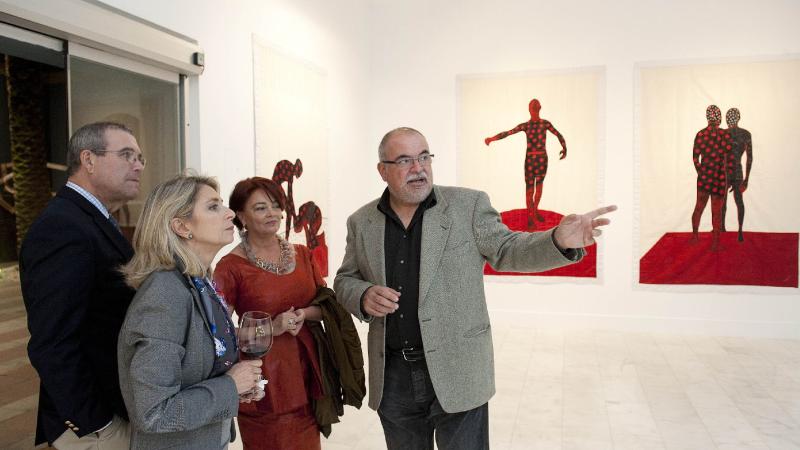 24. Imagen del Director General -Santiago Martínez-Caro- con su esposa, Orlando Britto -curador de la exposición Telas de Luz, y Saro León -Galerista y Coleccionista de arte-