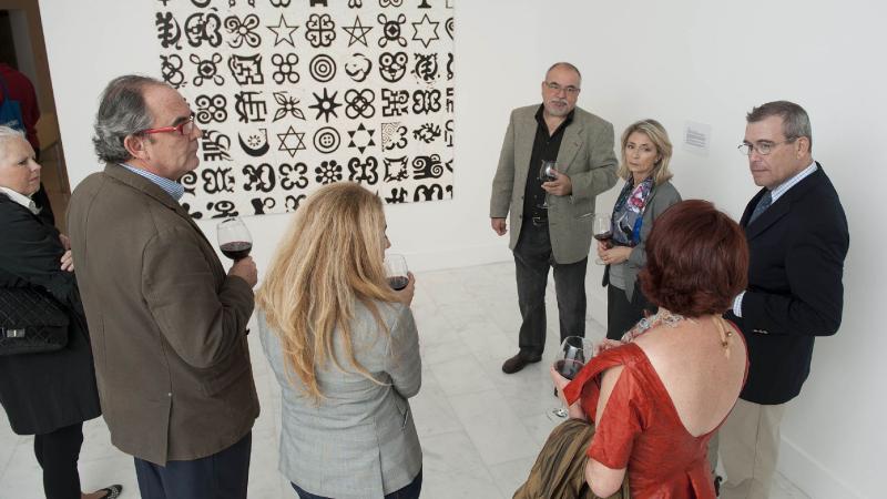 25. Imagen de Orlando Britto Jinorio comentando las obras de la colección Saro León de arte africano en la exposición Telas de Luz