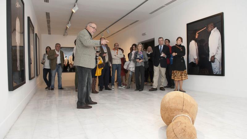26. Imagen de Orlando Britto Jinorio comentando las obras de la colección Saro León de arte africano en la exposición Telas de Luz