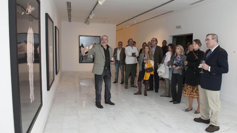 27. Imagen de Orlando Britto Jinorio comentando las obras de la colección Saro León de arte africano en la exposición Telas de Luz