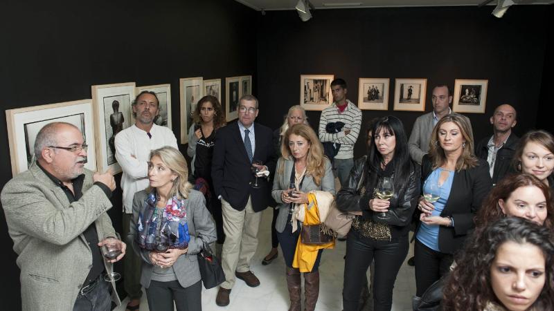 28. Imagen de Orlando Britto Jinorio comentando las obras de la colección Saro León de arte africano en la exposición Telas de Luz