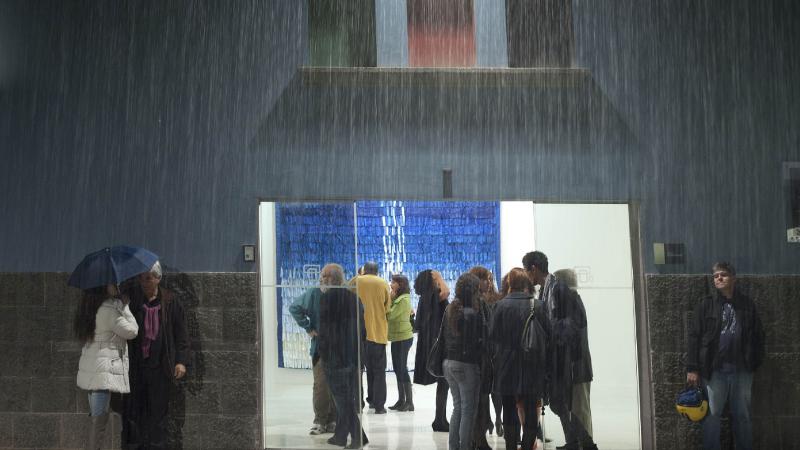 29. Imagen de Orlando Britto Jinorio comentando las obras de la colección Saro León de arte africano en la exposición Telas de Luz