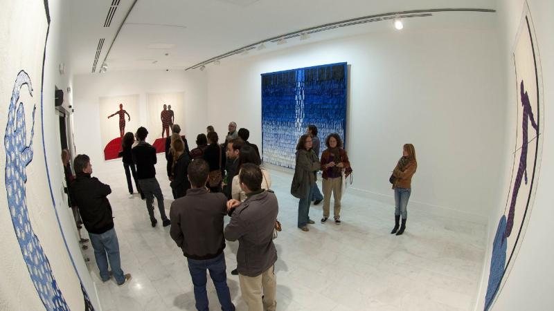 30. Imagen de Orlando Britto Jinorio comentando las obras de la colección Saro León de arte africano en la exposición Telas de Luz