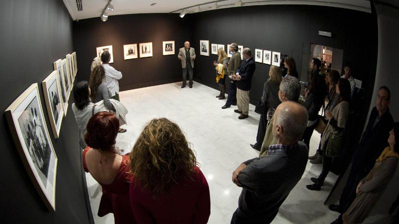 32. Imagen de Orlando Britto Jinorio comentando las obras de la colección Saro León de arte africano en la exposición Telas de Luz