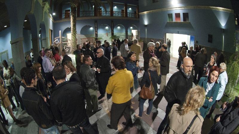 35. Imagen de la inauguración de la exposición Telas de Luz. Colección de arte africano de Saro León en Casa África