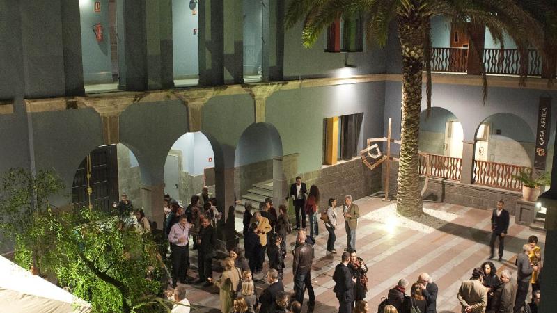 37. Imagen de la inauguración de la exposición Telas de Luz. Colección de arte africano de Saro León en Casa África