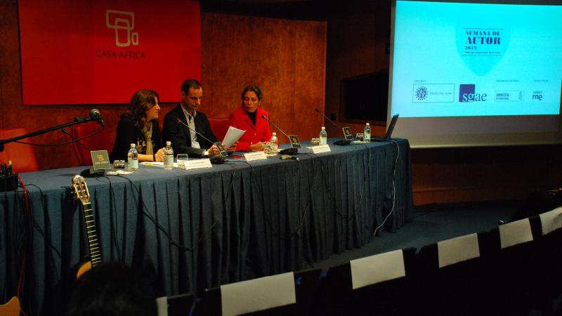 5. De izq. a dere.: Delia Padrón -Coordinadora de Amnistía Internacional en Canarias-,Juan Jaime -Jefe del Área de Cultura y Educación-, y Cristina del Río -Delegada de la SGAE en Canarias-