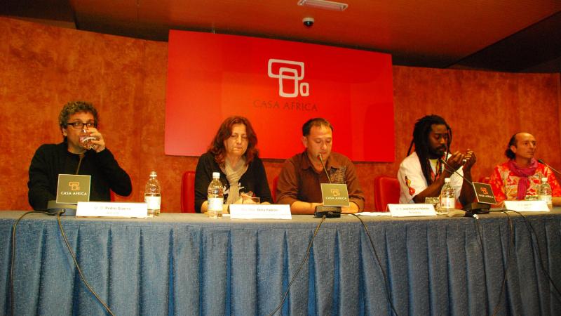6. De izq. a dere.: Pedro Guerra -autor y músico-, Delia Padrón -Coordinadora de Amnistía Internacional en Canarias-,José Antonio Neketán -Periodista y moderador del debate-,  Jean Naya -Músico-, y Arítides Moreno -músico-