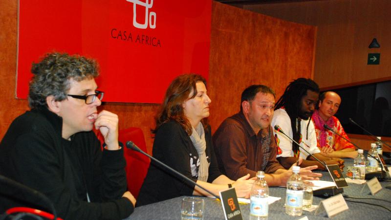 7. De izq. a dere.: Pedro Guerra -autor y músico-, Delia Padrón -Coordinadora de Amnistía Internacional en Canarias-,José Antonio Neketán -Periodista y moderador del debate-,  Jean Naya -Músico-, y Arítides Moreno -músico-
