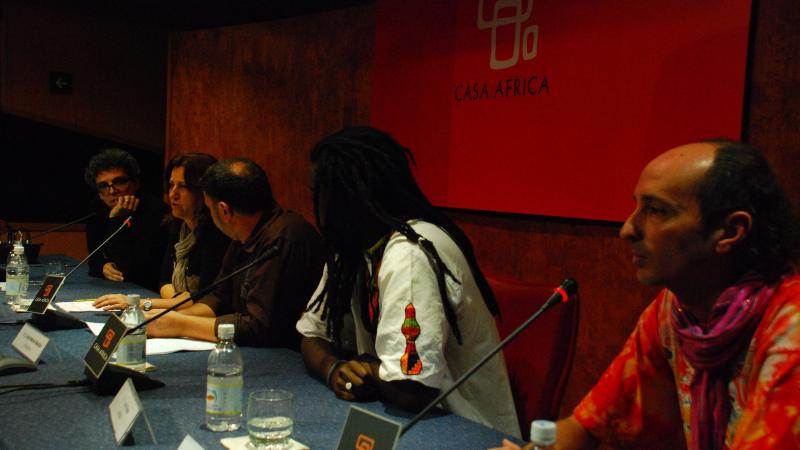8. De izq. a dere.: Pedro Guerra -autor y músico-, Delia Padrón -Coordinadora de Amnistía Internacional en Canarias-,José Antonio Neketán -Periodista y moderador del debate-,  Jean Naya -Músico-, y Arítides Moreno -músico-