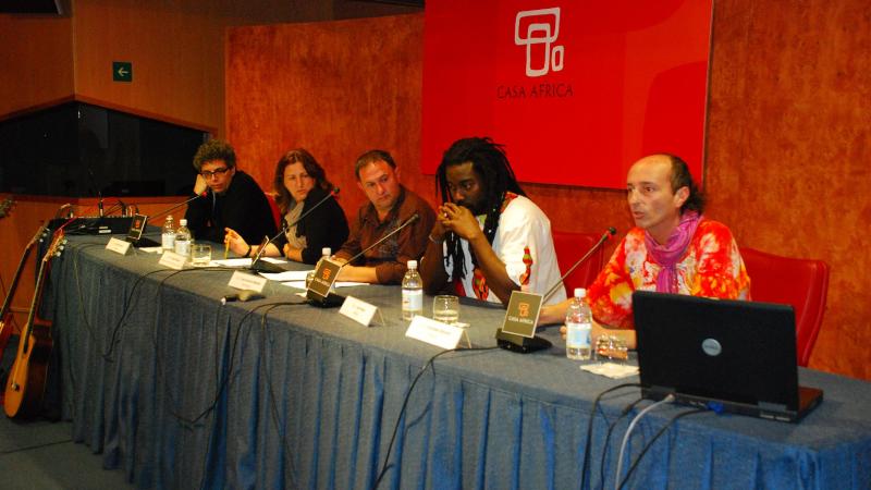 9. De izq. a dere.: Pedro Guerra -autor y músico-, Delia Padrón -Coordinadora de Amnistía Internacional en Canarias-,José Antonio Neketán -Periodista y moderador del debate-,  Jean Naya -Músico-, y Arítides Moreno -músico-