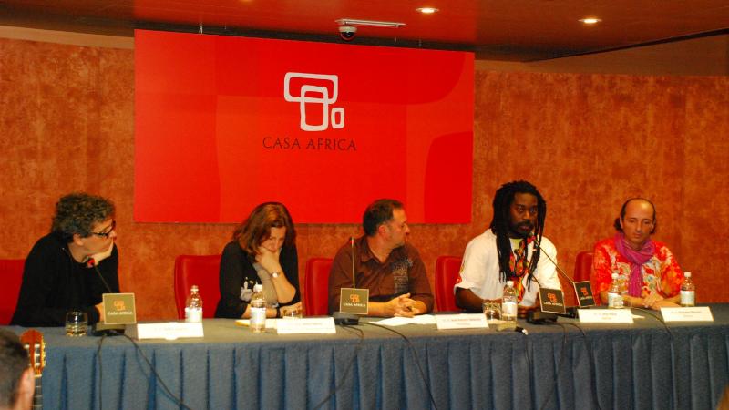 10. De izq. a dere.: Pedro Guerra -autor y músico-, Delia Padrón -Coordinadora de Amnistía Internacional en Canarias-,José Antonio Neketán -Periodista y moderador del debate-,  Jean Naya -Músico-, y Arítides Moreno -músico-