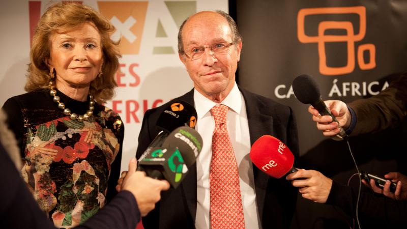 3. Mª Teresa Fernández de la Vega -Presidenta de la Fundación Mujeres por África- y el Dr. José Manuel Devesa, autor de la obra