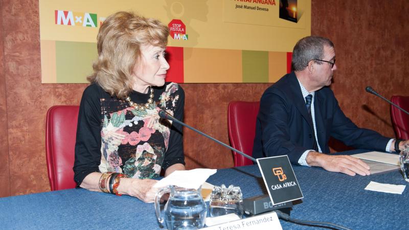 5. Mª Teresa Fernández de la Vega -Presidenta de la Fundación Mujeres por África- en la presentación del libro en Casa África, con Santiago Martínez-Caro -Director General de Casa África-