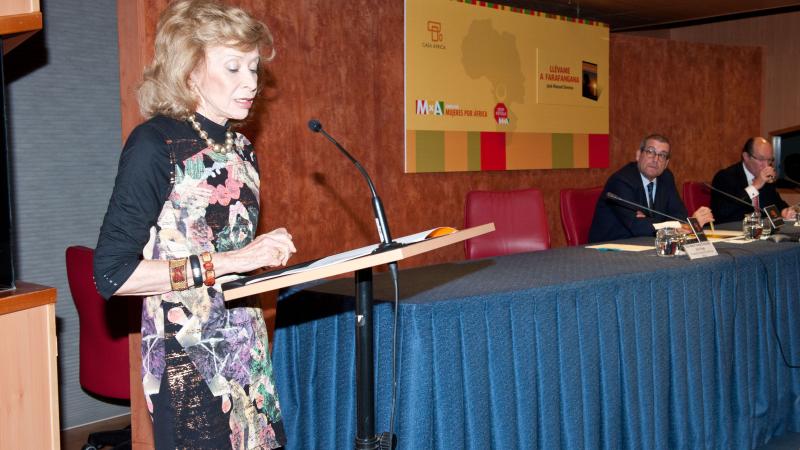 7. Mª Teresa Fernández de la Vega -Presidenta de la Fundación Mujeres por África- en la presentación del libro en Casa África