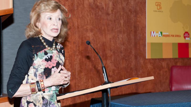 11. Mª Teresa Fernández de la Vega -Presidenta de la Fundación Mujeres por África- en la presentación del libro en Casa África