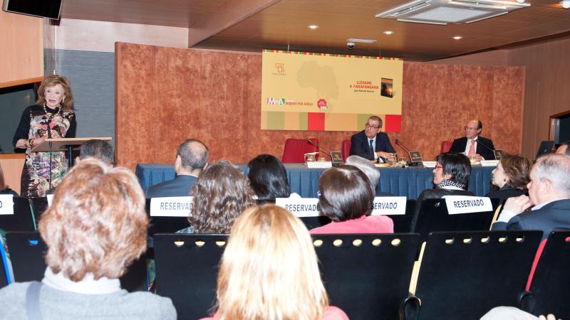 13. Mª Teresa Fernández de la Vega -Presidenta de la Fundación Mujeres por África- en la presentación del libro en Casa África