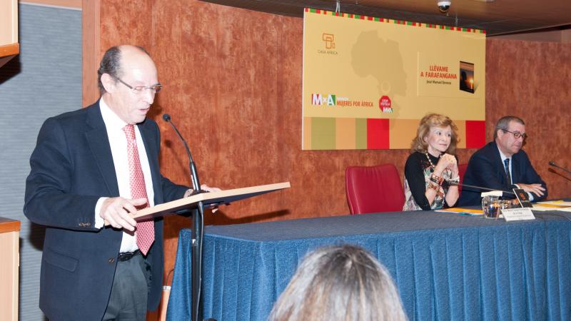 14. Dr. José Manuel Devesa, autor de la obra en la presentación del libro en Casa África