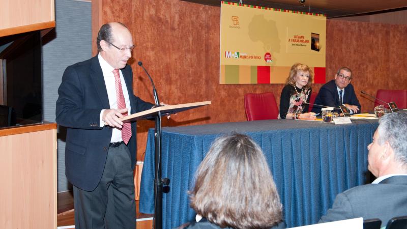 15. Dr. José Manuel Devesa, autor de la obra en la presentación del libro en Casa África