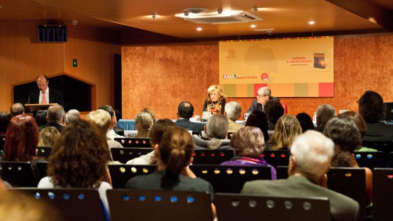 16. Imagen del acto de presentación de la novela Llévame a Faranfanfana en Casa África