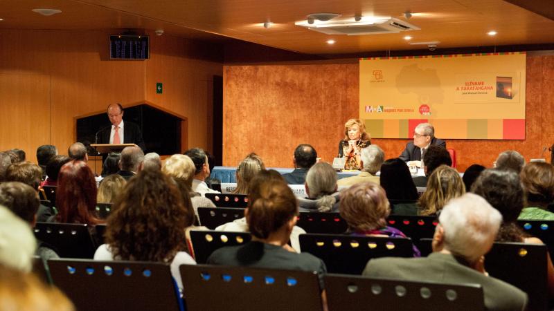 17. Imagen del acto de presentación de la novela Llévame a Faranfanfana en Casa África