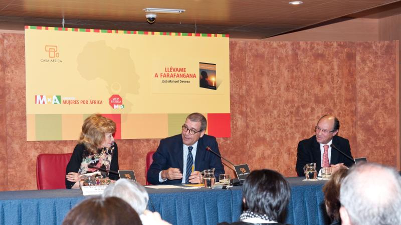 19. Imagen del acto de presentación de la novela Llévame a Faranfanfana en Casa África