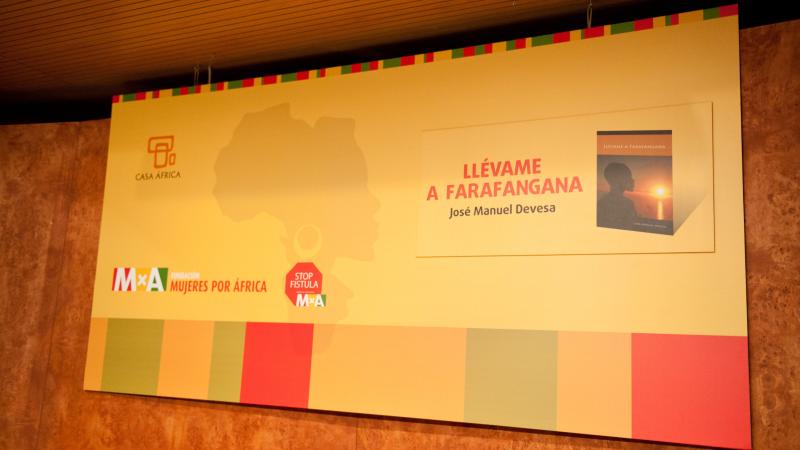 21. Imagen del acto de presentación de la novela Llévame a Faranfanfana en Casa África