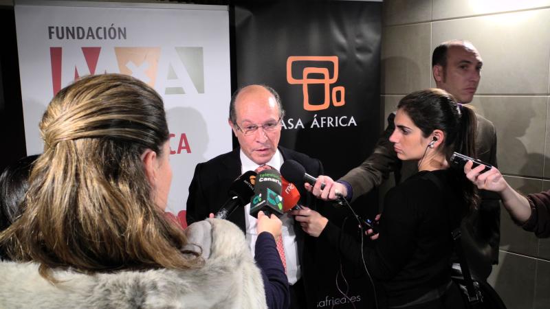 26. Dr. José Manuel Devesa, autor de la obra en la presentación del libro en Casa África