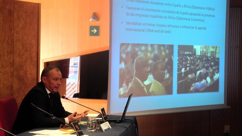 1. Intervención de Luis Padilla -Secretario General de Casa África- presentando las publicaciones de Casa África