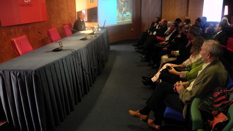 6. Intervención de Luis Padilla -Secretario General de Casa África- presentando las publicaciones de Casa África