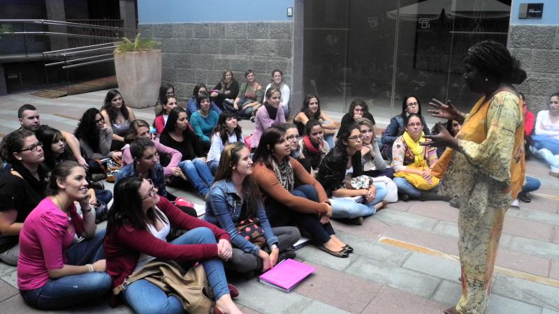 1. Actuación de Agnès Agboton en Casa África, escritora y cuentacuentos (Benín)