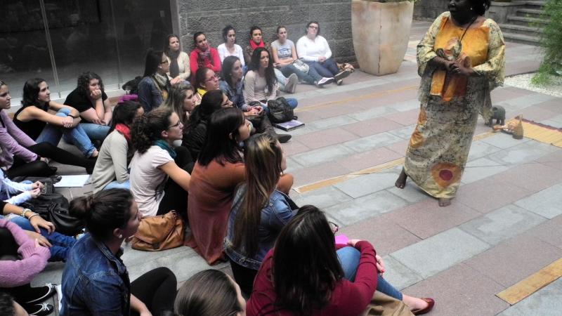 2. Actuación de Agnès Agboton en Casa África, escritora y cuentacuentos (Benín)