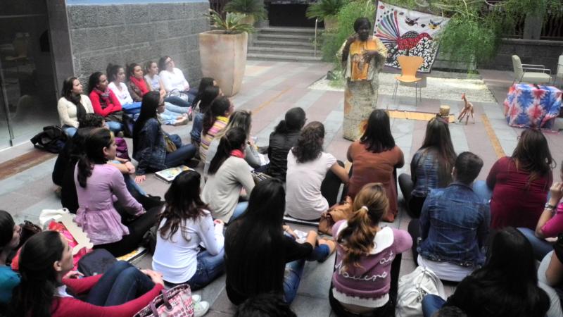 3. Actuación de Agnès Agboton en Casa África, escritora y cuentacuentos (Benín)