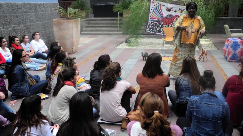 4. Actuación de Agnès Agboton en Casa África, escritora y cuentacuentos (Benín)