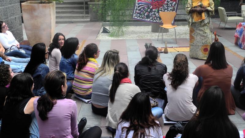 6. Actuación de Agnès Agboton en Casa África, escritora y cuentacuentos (Benín)