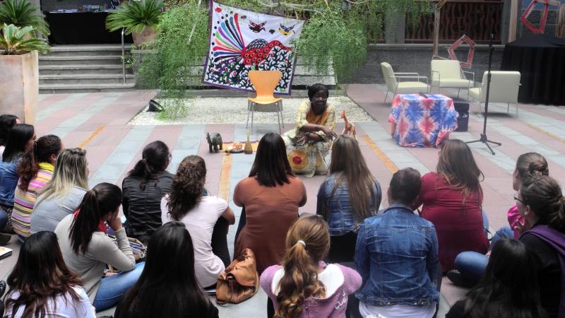 8. Actuación de Agnès Agboton en Casa África, escritora y cuentacuentos (Benín)