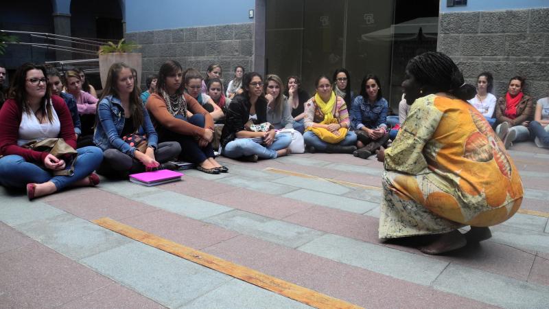 9. Actuación de Agnès Agboton en Casa África, escritora y cuentacuentos (Benín)