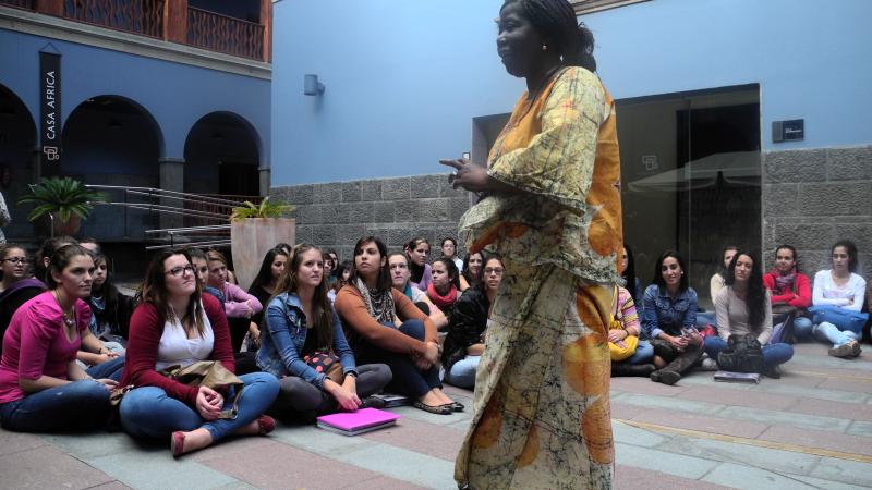 10. Actuación de Agnès Agboton en Casa África, escritora y cuentacuentos (Benín)