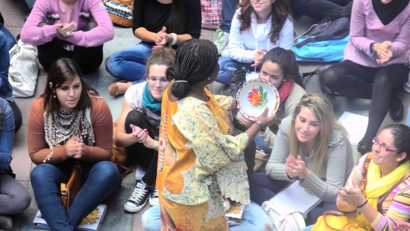 11. Actuación de Agnès Agboton en Casa África, escritora y cuentacuentos (Benín)