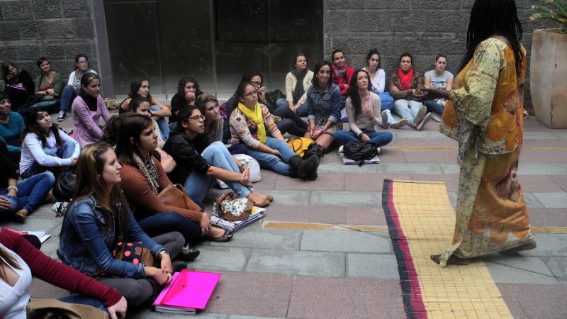 15. Actuación de Agnès Agboton en Casa África, escritora y cuentacuentos (Benín)