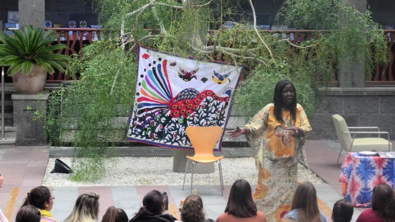 16. Actuación de Agnès Agboton en Casa África, escritora y cuentacuentos (Benín)