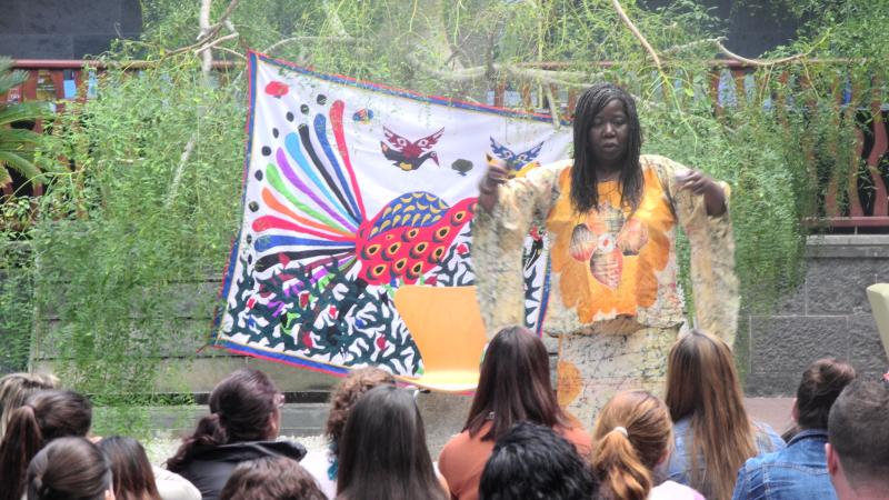17. Actuación de Agnès Agboton en Casa África, escritora y cuentacuentos (Benín)