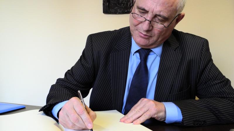 8. Firma en el Libro de Honor de Casa África por Said Djinnit, Representante Especial del Secretario General de Naciones Unidas y Jefe de la Oficina de las Naciones Unidas para África Occidental (UNOWA)