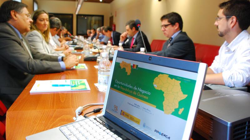 1. Imágenes del desayuno con Guillermo Ardizone García - Embajador de España en Guinea-, y Santiago Martínez-Caro - Director General de Casa África-