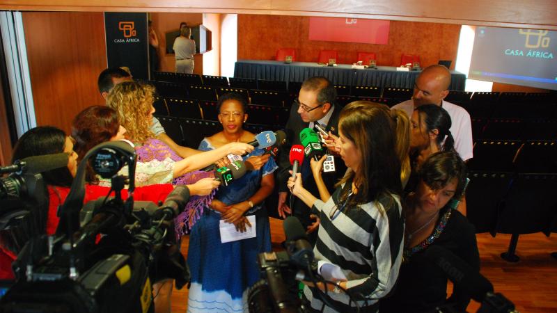 1. Imagen de la Sra. Dña. Fikile Magubane, Embajadora de Sudáfrica en España, previa a la conferencia