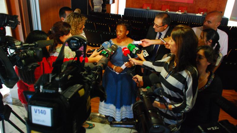 2. Imagen de la Sra. Dña. Fikile Magubane, Embajadora de Sudáfrica en España, previa a la conferencia